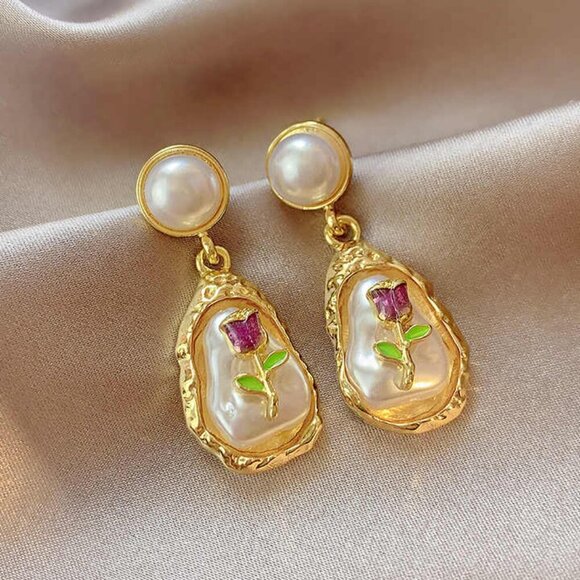 Cute Vintage Inspired Pearl Flower Floral Oil Painting Goldplated Earrings 1.5" - Picture 2 of 3